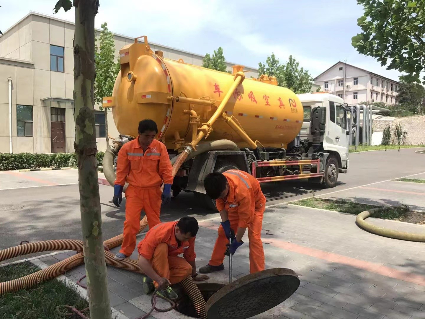 胶州管道疏通车停在窨井附近