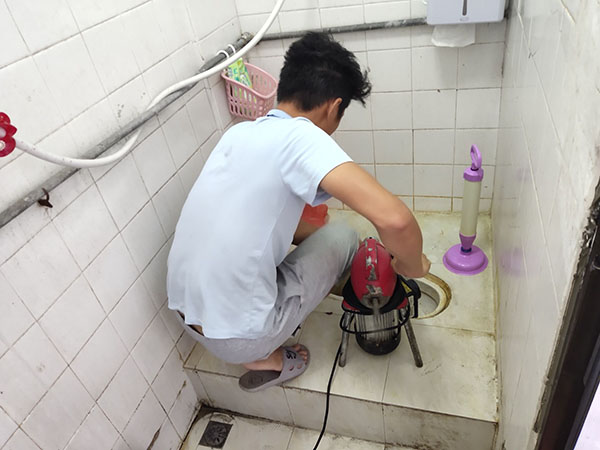 胶州管道堵塞冒臭气 专业师傅现场解决问题