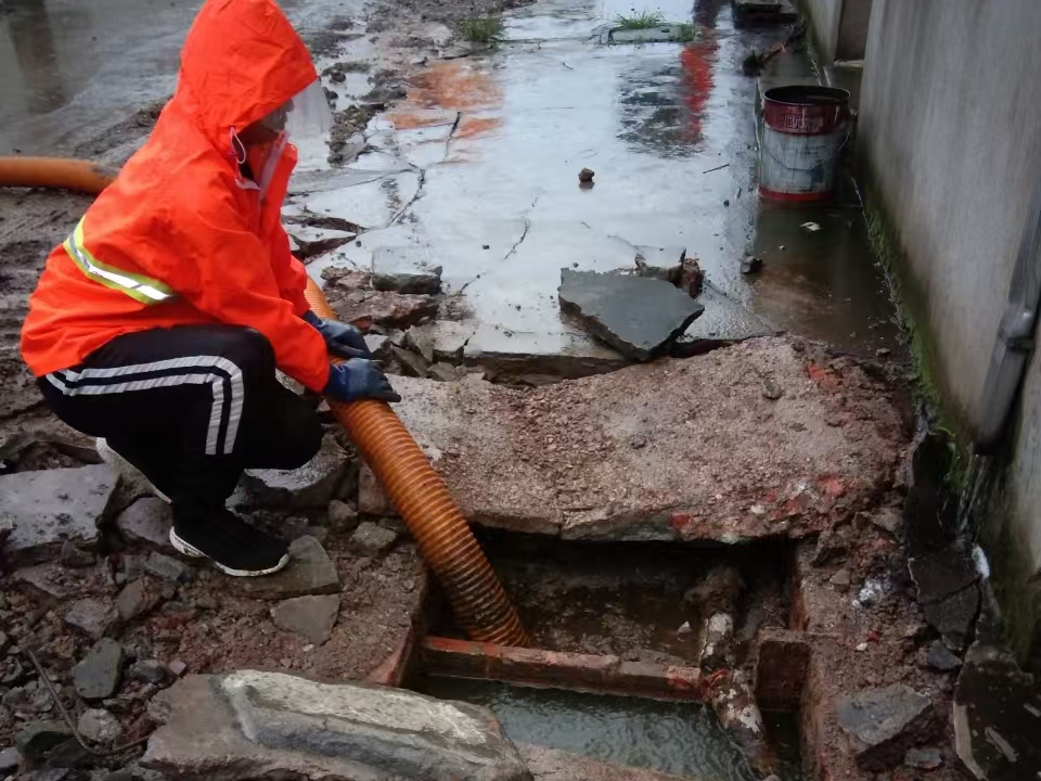 胶州专业清理污水池 炜誉市政以规范流程守护城市 “肠道”