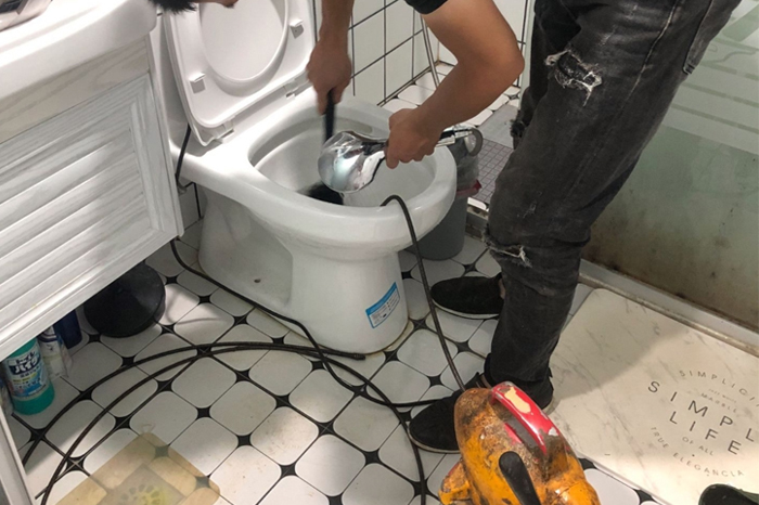 胶州马桶堵塞自己疏通还是找师傅？专业上门服务让你省时更省心