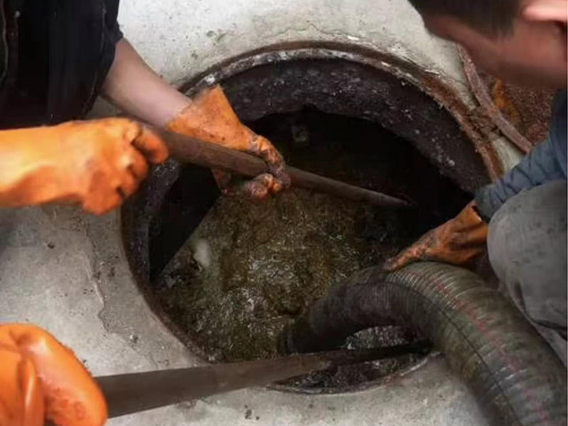 胶州清理化粪池时如何避免沼气的危害？